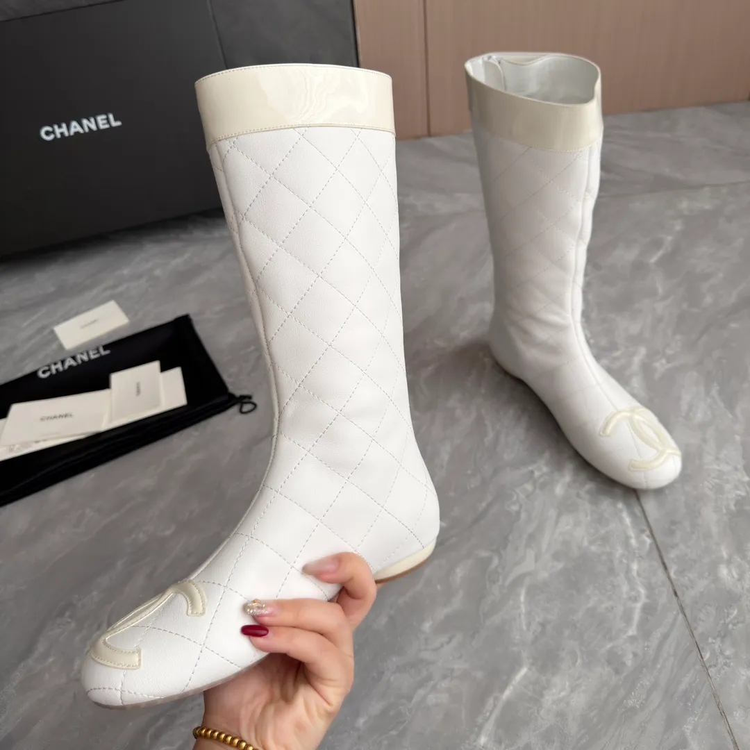 👟👟Ex-factory price 1040👟👟 High version of Chanel CHANEL, 🌞🌞🌞The latest boots from Xiaoxiang 2025 autumn and winter counter, a must-have item for this autumn and winter! ! Ms. Chanel loves simple yet irresistible combinations to show her unique style. Mix and match freely to shine⚡Follow Grandma’s fashion steps! ! ! The top-notch craftsmanship and texture are perfectly presented. No matter any details, you can compare them with the counters. The best quality products can be entered and exited from the counters at will! ! ❶Material: imported cowhide ❷Inner lining: sheepskin lining ❸Feet: sheepskin lining ❹Outsole: original molded sole ❺Heel height: 2 cm ❻Boot shaft height: 13 inches ❼Number: 35-40 (40 and 41 are customized and cannot be returned)